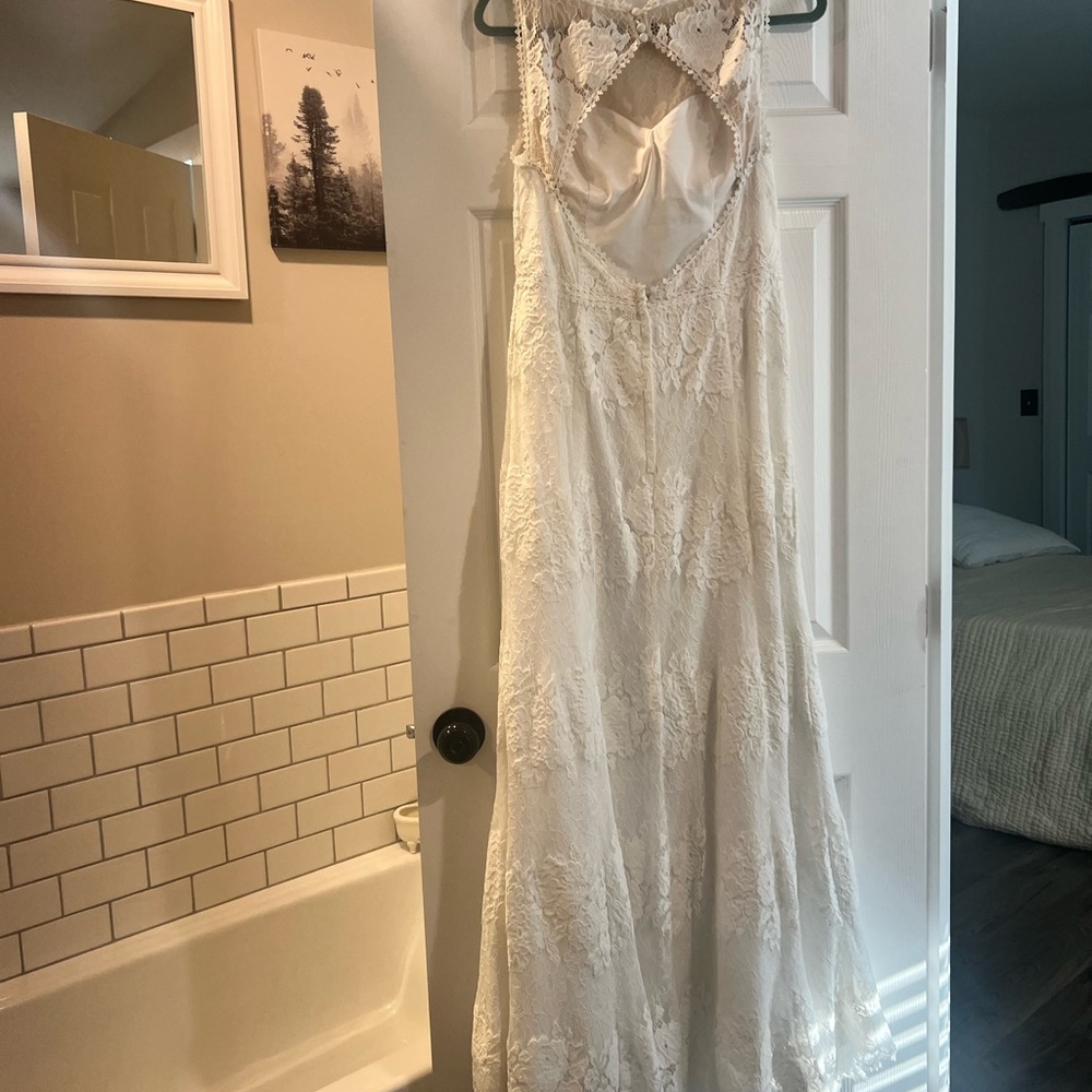 Elegant Lace Wedding Dress - Picture 5 of 16